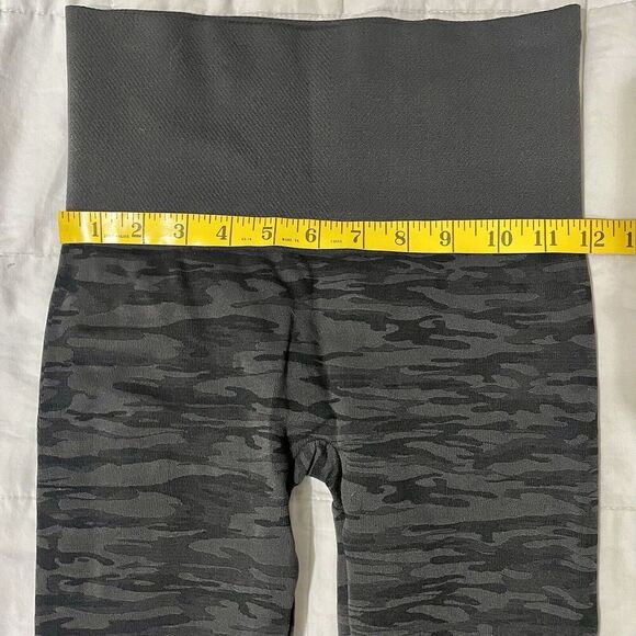 Assets By Spanx Womens Leggings Gray Black Camo Print Size Large Stretch - Picture 4 of 10